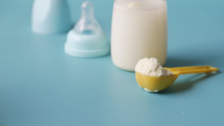 哺乳瓶と粉ミルク、計量スプーンが並んでいるところ