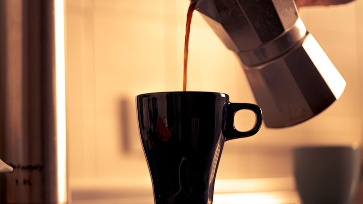 カップにコーヒーが注がれているところ