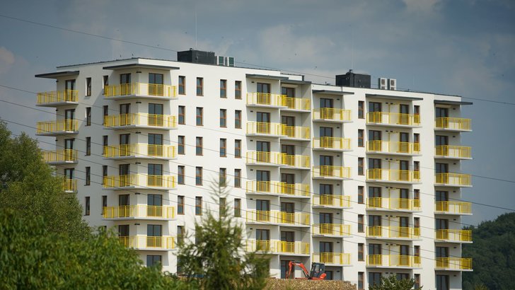 晴れた日に外から見た中層の集合住宅