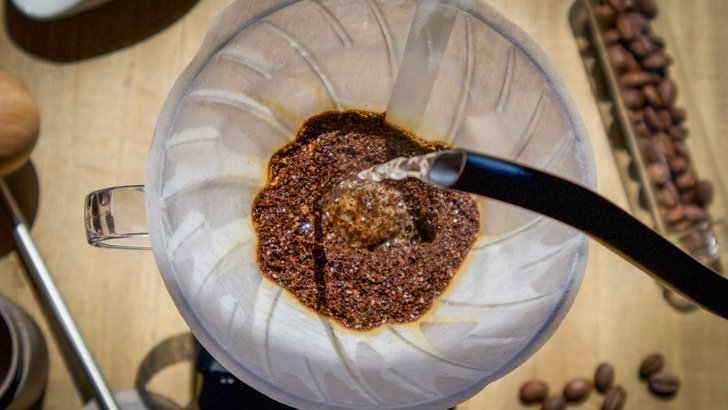 ドリッパーのコーヒー粉に湯を注いでいるところ