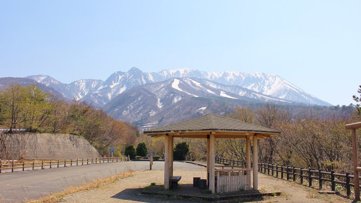 残雪をまとった大山の山容