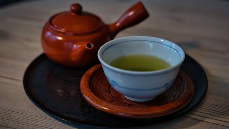急須と、緑茶をそそいだ湯呑み