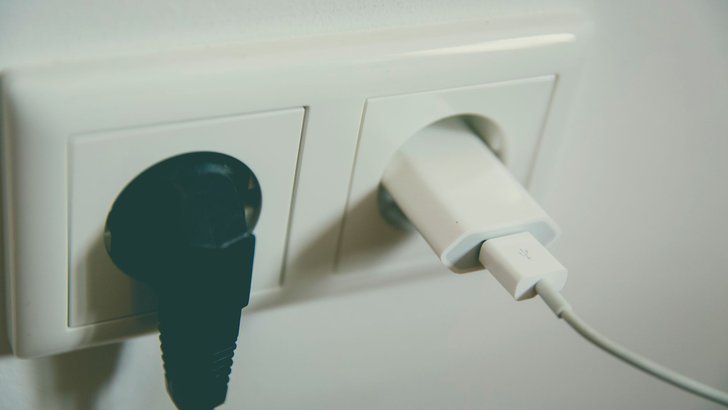 壁のコンセントに差し込まれた電源プラグ