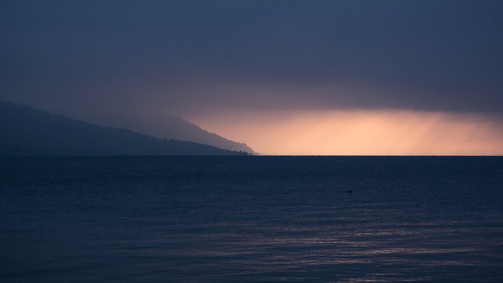 夕暮れのレマン湖と対岸の山影