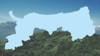 鳥取県の輪郭シルエットを重ねた山と山麓の緑の写真（大山の水の記事）