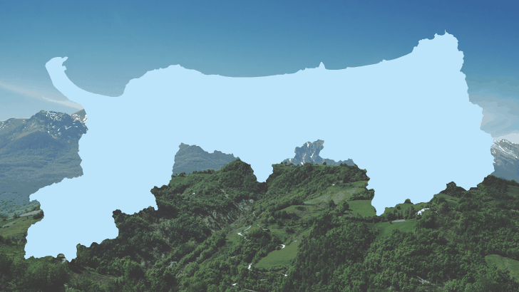 鳥取県の輪郭シルエットを重ねた山と山麓の緑の写真（大山の水の記事）