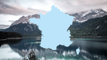 フランス国土の輪郭シルエットを重ねたアルプスの山と湖の写真（エビアンの記事のアイキャッチ）