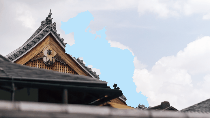 京都府の輪郭シルエットを重ねた社寺の屋根の写真（伏見の名水の記事）