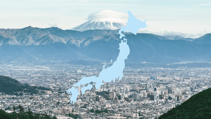 日本列島の輪郭シルエットを重ねた富士山と街並みの写真（名水めぐりモデルコースの記事）