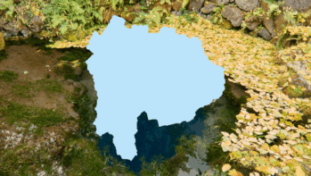 山梨県の輪郭シルエットを重ねた忍野八海の湧池の写真（忍野八海の旅の記事）