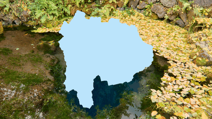 山梨県の輪郭シルエットを重ねた忍野八海の湧池の写真（忍野八海の旅の記事）