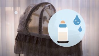 ベビーベッドの写真を背景に哺乳瓶と大小の水滴を描いたイラスト（赤ちゃんと硬水の記事）