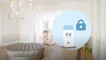 子ども部屋の写真を背景にウォーターサーバーと南京錠を描いたイラスト（赤ちゃん対策の記事）