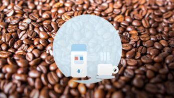 コーヒー豆の写真を背景にウォーターサーバーとカップを描いたイラスト（カフェ機能の記事）