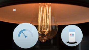 電球の写真を背景にメーターとウォーターサーバーを描いたイラスト（電気代比較の記事）