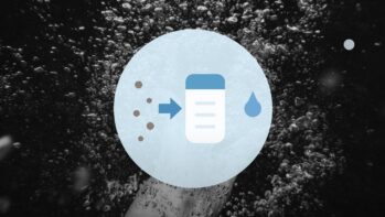 水中の泡の写真を背景に粒子とフィルターときれいな水滴を描いたイラスト（除去物質の記事）