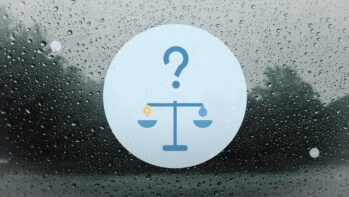 雨の窓の写真を背景に疑問符と天秤を描いたイラスト（浄水型は意味ない？の記事）