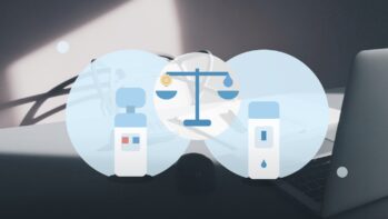 電卓のあるデスクを背景に宅配水型と浄水型のウォーターサーバーを天秤で比べるイラスト