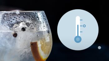 グラスの水を背景に3目盛の温度計を描いたイラスト（常温水が出るウォーターサーバーの記事）