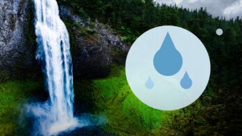 森の滝の写真を背景に大小の水滴を描いたイラスト（名水百選の記事）