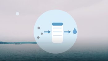 水面の写真を背景にフィルターと浄化の流れを描いたイラスト（PFAS除去性能の記事）
