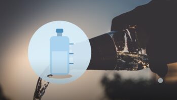 注がれる水の写真を背景に目盛り付きボトルを描いたイラスト（月の使用量の記事）