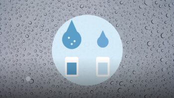 水滴の写真を背景に大小の水滴とグラス2個を描いたイラスト（軟水と硬水の違いの記事）