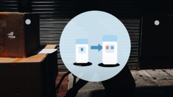 荷物を運ぶシルエットの写真を背景に新旧2台のサーバーと矢印を描いたイラスト（乗り換え手順の記事）