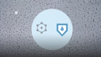 水滴テクスチャの写真を背景に分子とシールドを描いたイラスト（PFAS解説の記事）