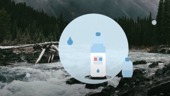 山の渓流を背景にした宅配水サーバーとボトルのイラスト（プレミアムウォーター解説記事のアイキャッチ）