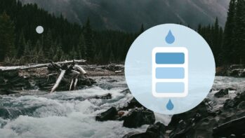 山の渓流の写真を背景にろ過層の断面を描いたイラスト（RO水と天然水の記事）