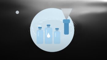 暗い水面の写真を背景に備蓄用の水ボトルと懐中電灯を描いたイラスト（災害・停電の記事）
