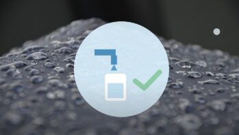 水滴の写真を背景に蛇口とグラスとチェックマークを描いたイラスト（水道水の安全性の記事）