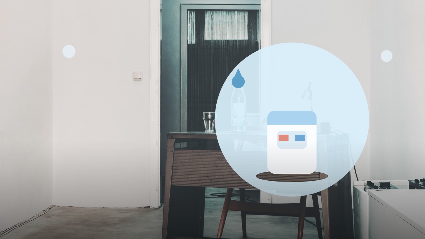 デスクの写真を背景に卓上型ウォーターサーバーを描いたイラスト（卓上機比較の記事）