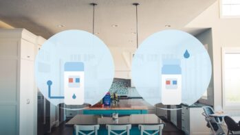 キッチンの写真を背景に水道直結型と給水型のサーバー2台を描いたイラスト（方式の違いの記事）