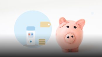 貯金箱の写真を背景にウォーターサーバーとコインと値札を描いたイラスト（ウォータースタンドの料金の記事）