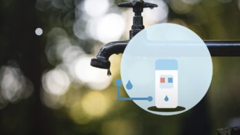 蛇口の写真を背景にウォーターサーバーと直結配管ラインを描いたイラスト（ウォータースタンドの仕組みの記事）