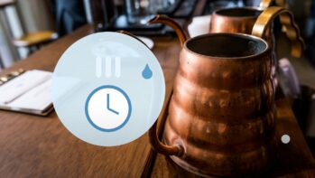 やかんの写真を背景に湯気と時計と水滴を描いたイラスト（残留塩素とカルキ抜きの記事）