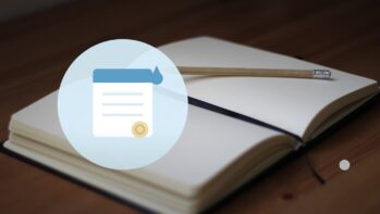 白紙のノートと鉛筆の写真を背景にメダル付き認定証を描いたイラスト（アクアソムリエ資格の記事）