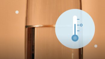 常温の水が入ったグラスを背景に3目盛の温度計（中間を強調）を描いたイラスト（常温水対応ウォーターサーバーの記事）