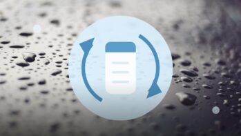 水滴の付いた面を背景に浄水フィルターと循環矢印を描いたイラスト（視認性改善版）