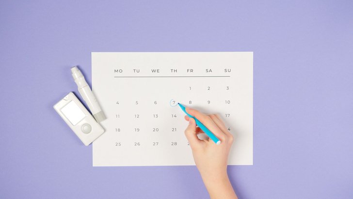 カレンダーに予定を書き込んでいるところ