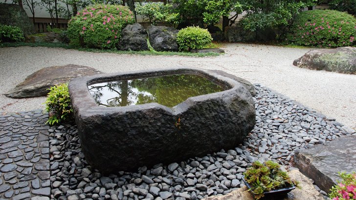 御香宮神社の庭にある石の水盤