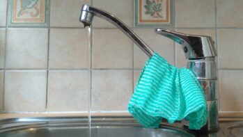 水が出ているキッチンの水栓（浄水型ウォーターサーバー5社比較のアイキャッチ）