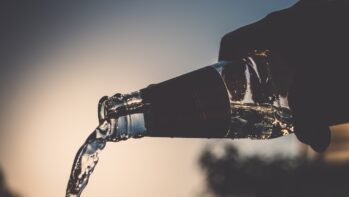 ボトルから注がれる水（浄水型と宅配水の比較記事アイキャッチ）