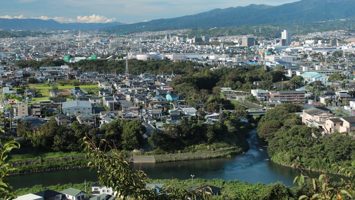 高台から見た柿田川と狩野川の合流点、その先に広がる市街地