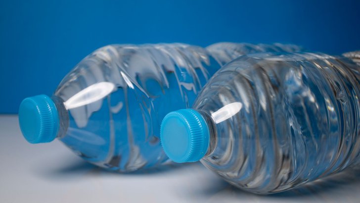 キャップで密栓された、水の入った透明なペットボトル