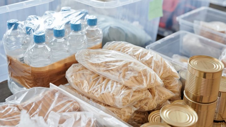 ペットボトルの水と保存食をまとめて備えているところ