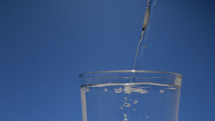 グラスに注がれている透明な水