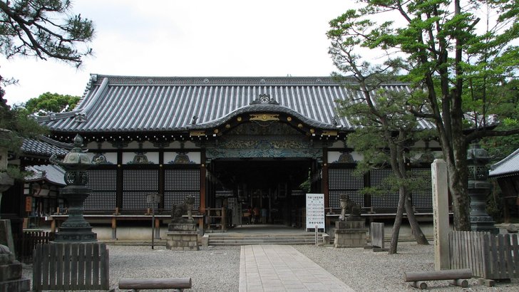 御香宮神社の拝殿と境内